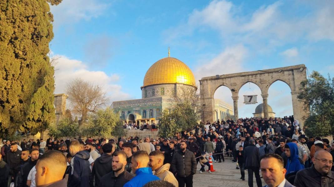 İsrail’in kısıtlamalarına rağmen akın ettiler: 120 Bin Filistinli Mescid-i Aksa’da saf tuttu - Resim: 10